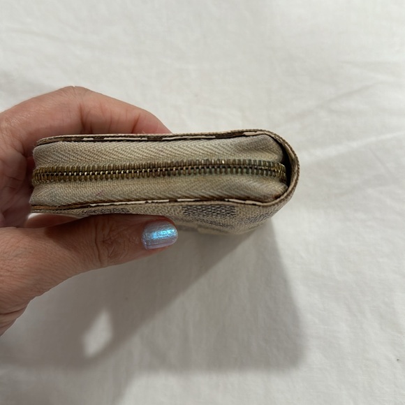 Louis Vuitton Damier Azur Zippy Coin Purse
Pattern 100% Authentic - Picture 5 of 9